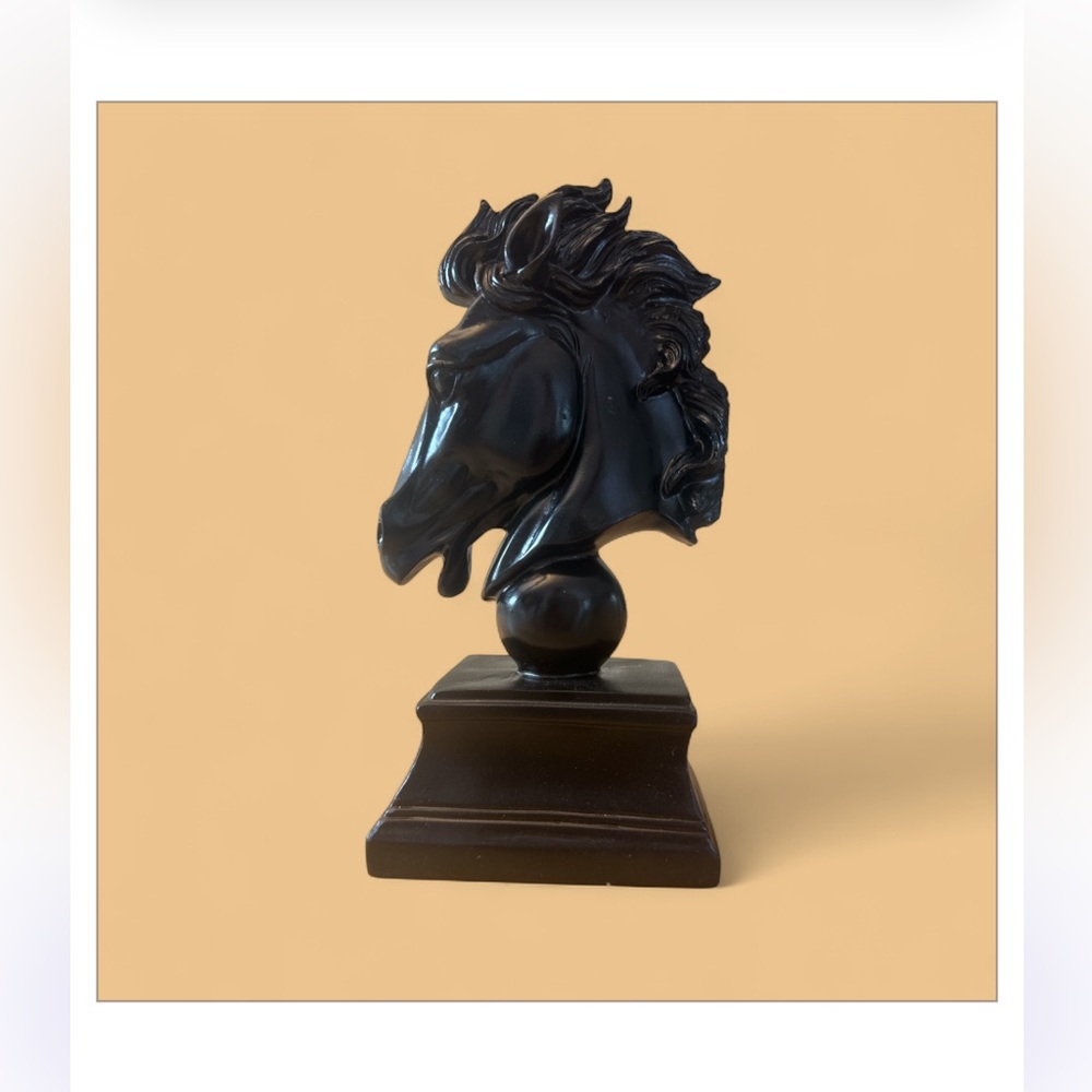 THREE HANDS CORP.horse head sculpture